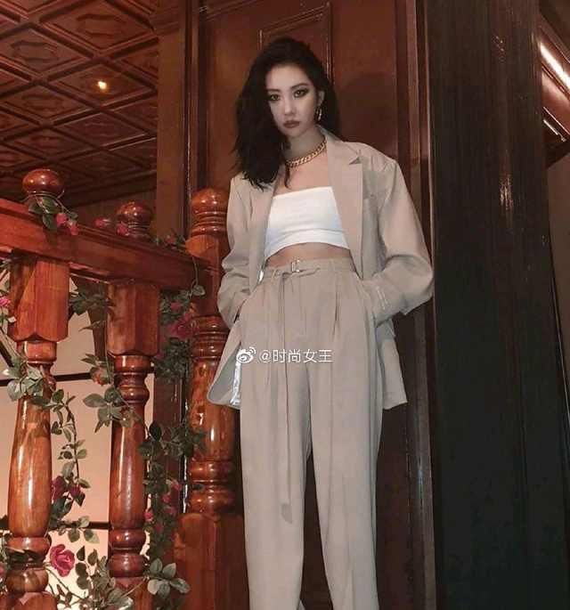  #日常#运动风日常穿搭分享，这位漂亮姐姐实在太会穿