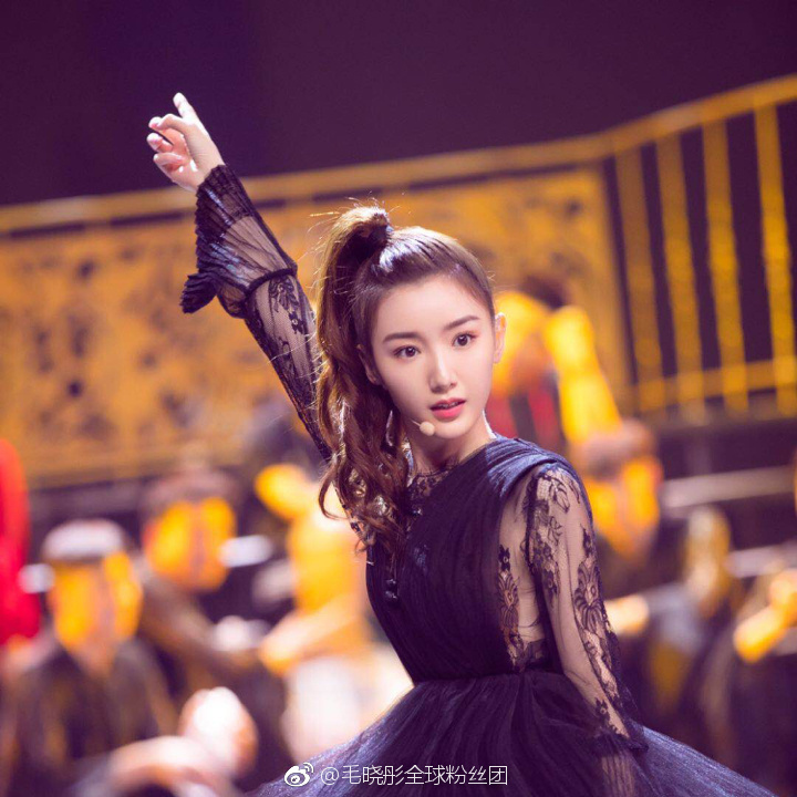 毛晓彤身穿条纹连体裤秀大长腿，165身高穿出2米的气场，美炸了！