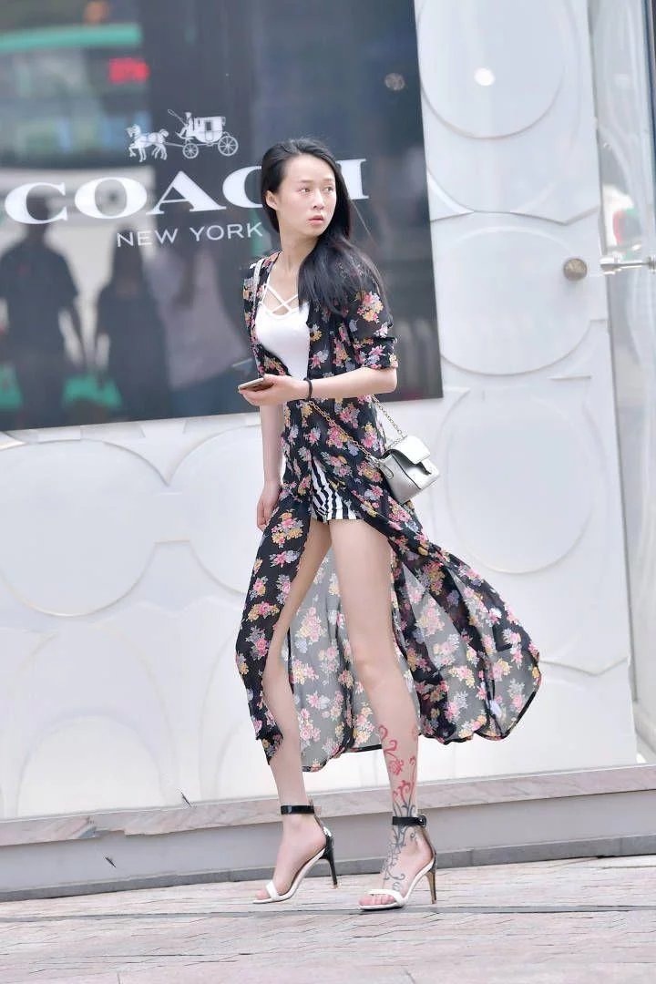 街拍:美女碎花连衣裙搭配高跟凉鞋,甜美气质随意切换
