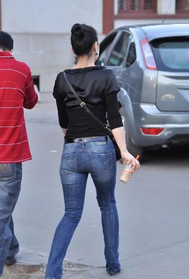 穿上紧身牛仔裤，丰满的身材一览无遗