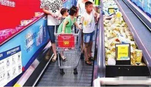 妈妈带3岁宝宝逛超市,却因购物车险些造成悲剧