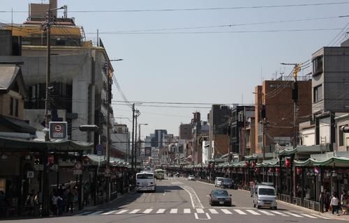 去日本旅游，为什么碰见橙色旗要躲得越远越好，当地导游不愿说明