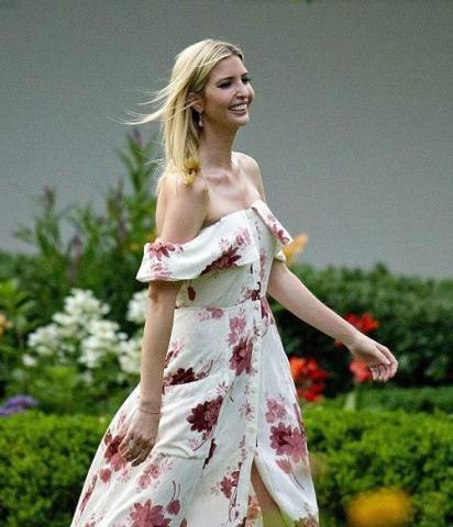 看完凯特王妃穿“一字肩”，才发现伊万卡有多普通，网友：好高贵