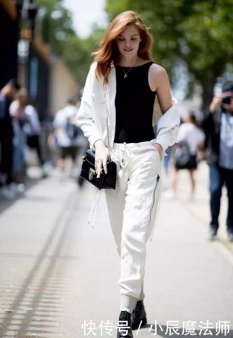 『显瘦』今春火了“工装裤+平底鞋”,时髦帅气又显瘦,明星潮人都上头了