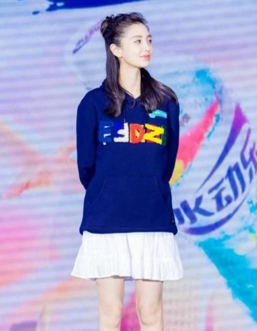 #穿搭#春夏季节怎么穿?一件卫衣都能玩出“新花样”,休闲简约又好看