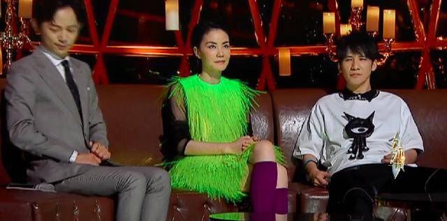 49岁的王菲和杨幂同穿荧光绿，天后和辣妈果然不一样，气场差太多