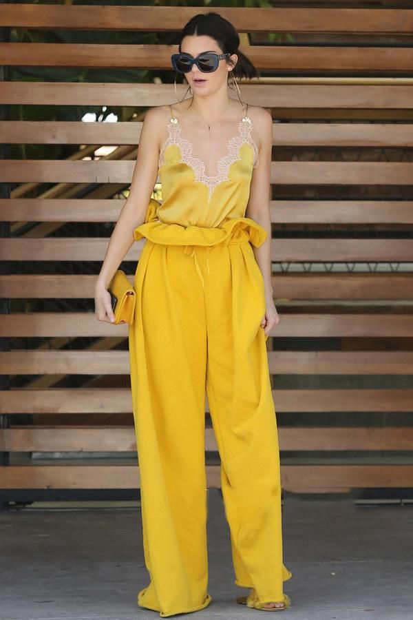 吊带阔腿裤秒杀牛仔裤，纸袋裤才是今秋最火的裤装！