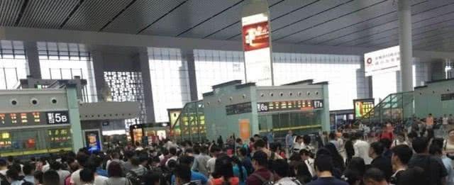 为什么人身高不到2米，火车站候车厅却要建的好几十米高？秒懂