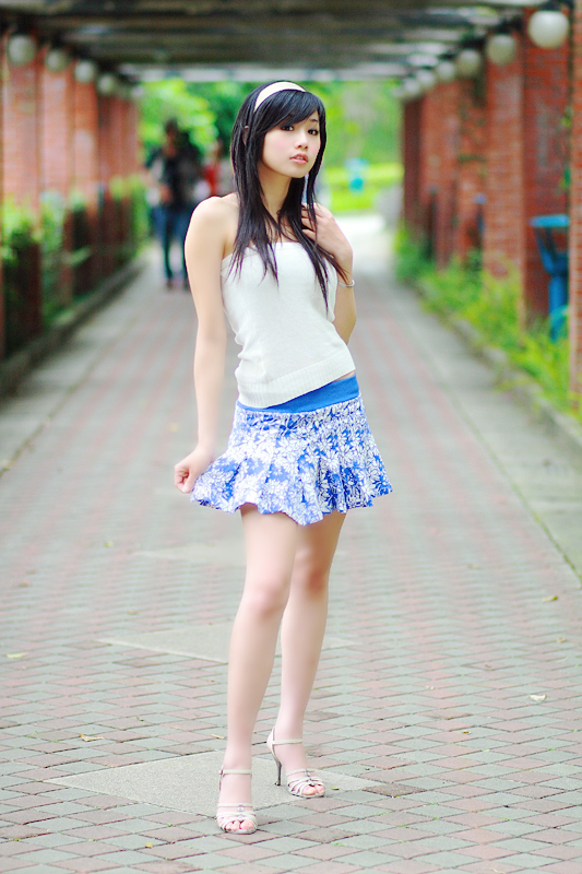 一个在城市公园里的美丽清纯淑女姑娘