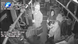 “我妈妈丢了”！男孩一边呼喊，一边“追打”公交车！他妈妈呢？