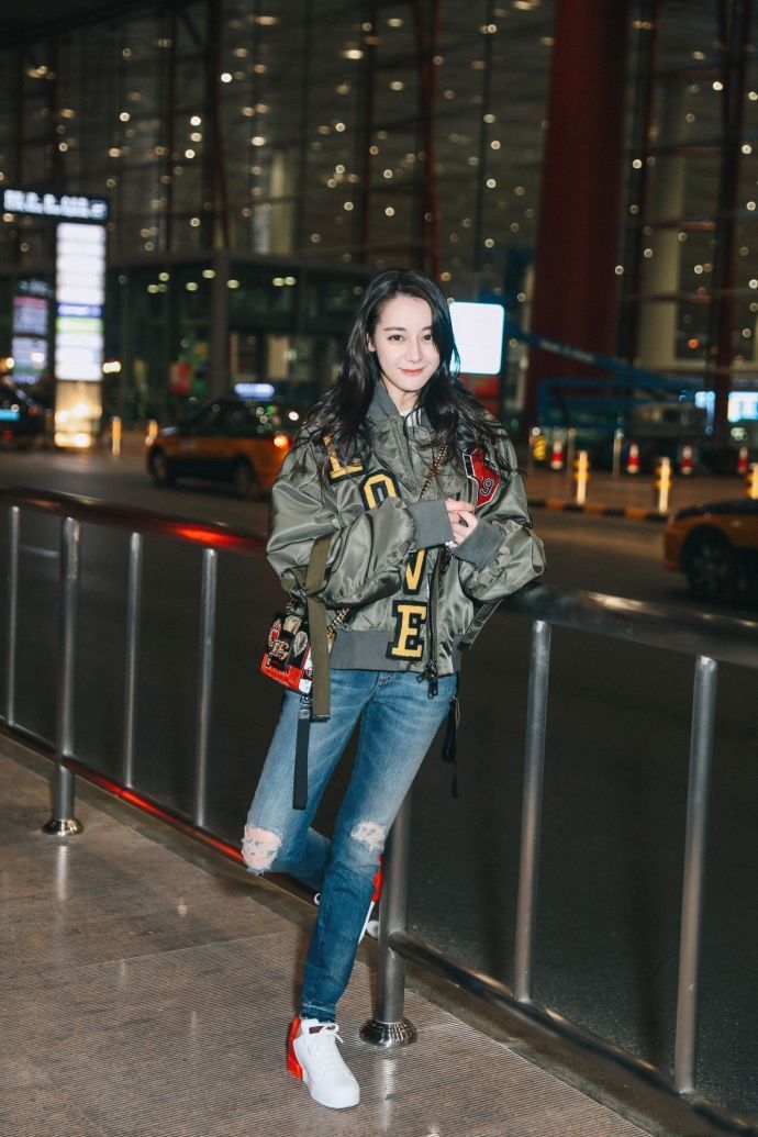 迪丽热巴未精修照片流出，头戴皇冠美到不敢认，网友：是女王本人