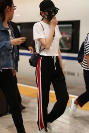 迪丽热巴迷之时尚，打底衫都露出头和尾巴了，网友：一言难尽！