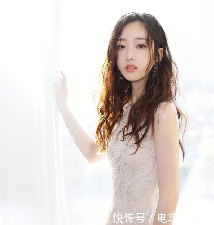 蒋梦婕穿上鱼尾裙我呆了, 这身材逼死多少人, 怎么就红不起来呢?