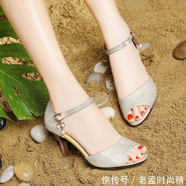  【蝴蝶结】高跟的设计会让你的腿显得更长，身材更加显瘦哦！