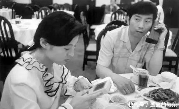  街头|90年代深圳老照片： 经济发展迅速, 街头随处可见大哥大和