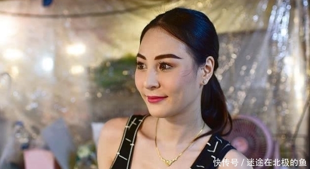 泰国水果西施容貌出众,游客特意前来观看,网友:滤镜不错