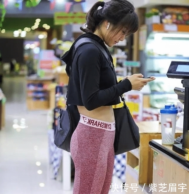  『底裤』打底裤贴身紧绷，在视觉上营造高挑既视感