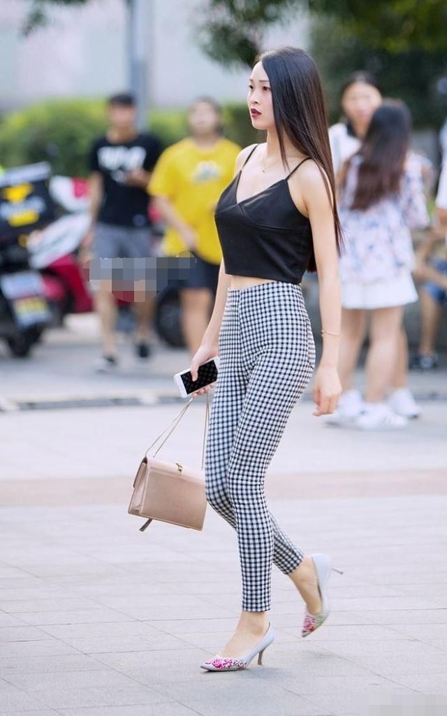夏天修身裤的美，不管正面背面还是侧面，配上高跟鞋才算大放光彩