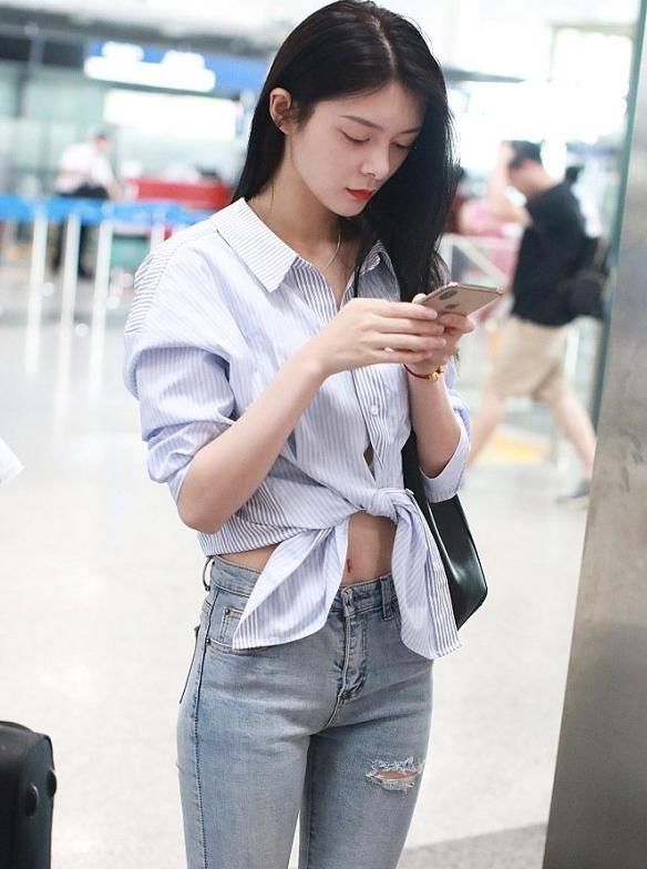  『学傅』现在不流行把衬衫塞裤子了，学傅菁打上一个结，立马变腰精