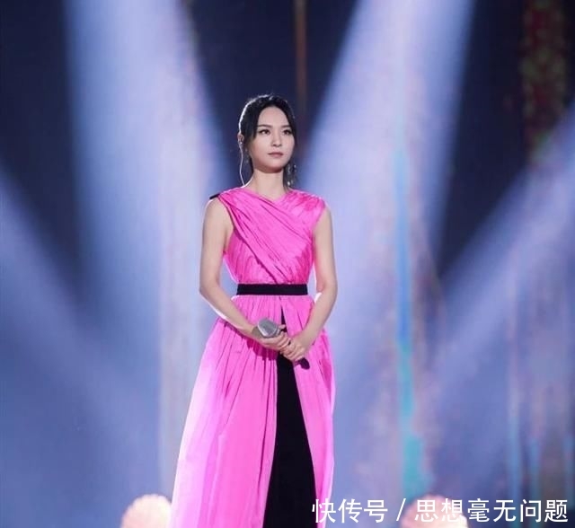  #色系#周笔畅都开始走美艳路线了！玫红礼服开叉，都快认不出来了