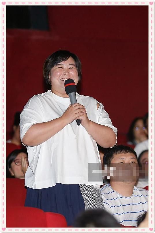 当160斤贾玲与86斤唐嫣同穿T恤衫，网友直呼：就算没胸我也要减肥