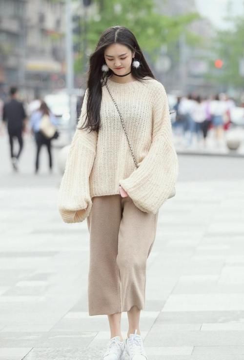  「十足」路人街拍，小姐姐简单的针织衫配上黑色阔腿裤，女神范十足