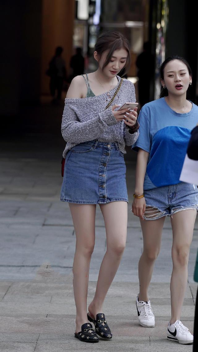  『小姐姐』美女街拍： 优雅时尚的小姐姐，吊带连衣裙的穿搭，更显性感的气质