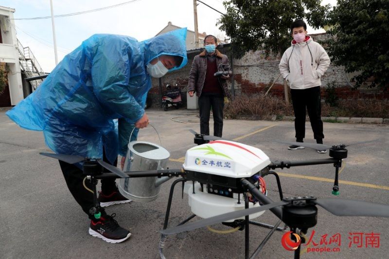  【定高度向下喷洒消毒】河南焦作：无人机当上“消毒员”