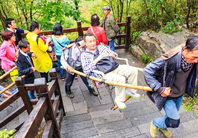农村另一种职业:每天抬人上下山，月入3千，靠卖力挣钱