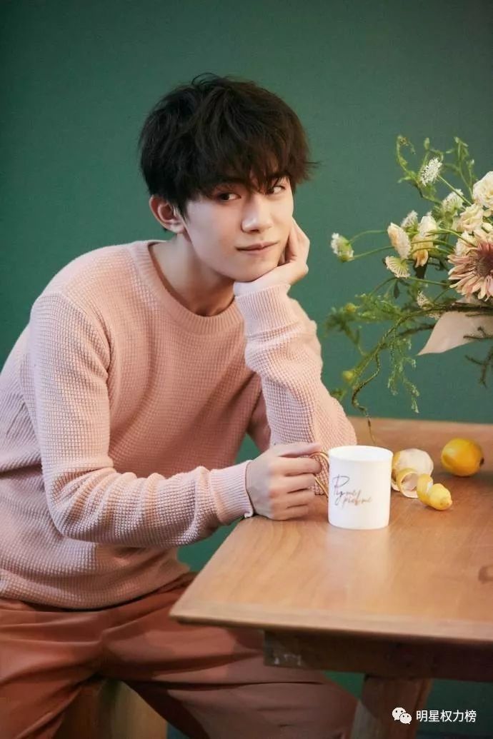 易烊千玺时尚画报优雅浪漫 杨幂演绎复古穿搭时髦爆表 许魏洲杂志