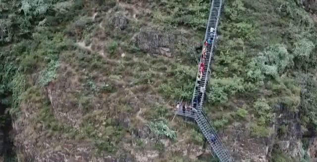 全村72户人家住在1600米悬崖上，不与外界沟通，人称“悬崖村”