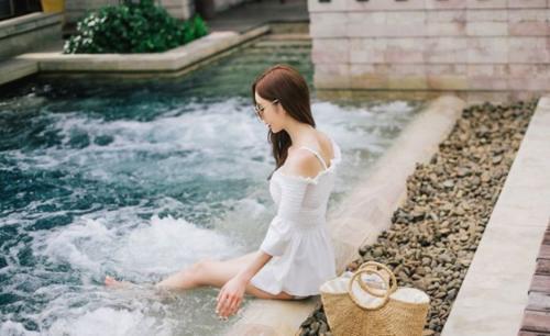 个性前卫的时尚泳衣美女，秀出傲人身材曲线，散发个性魅力！