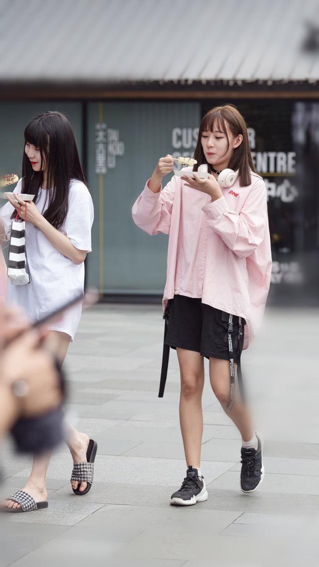 街拍，五款迷人耐看的时尚穿搭，哪一款了拨动你的心弦?