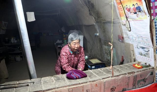 农村73岁老人独守百年黄土窑洞，她笑说住窑洞舒坦天天睡到自然醒