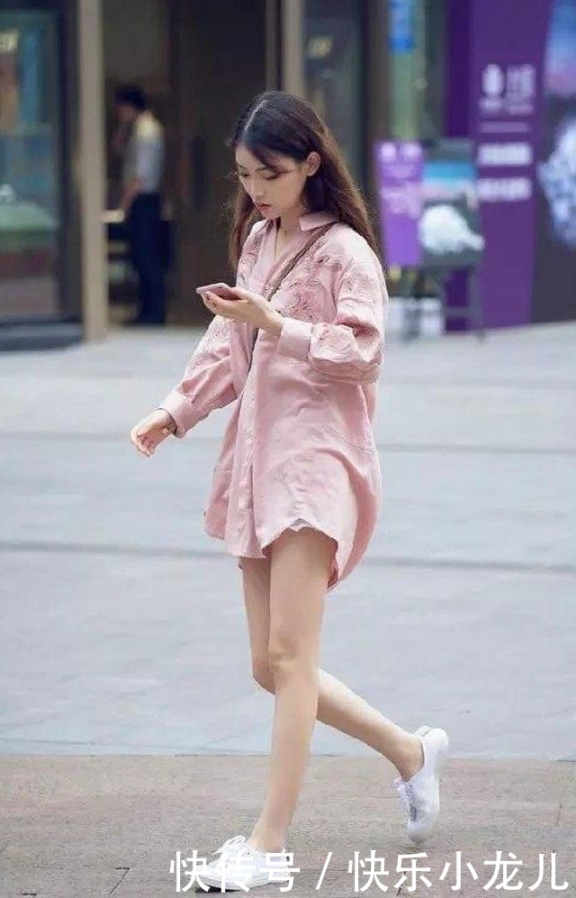  『身穿』街拍：小姐姐上身穿一件蓝色针织衫，凸显着魅力