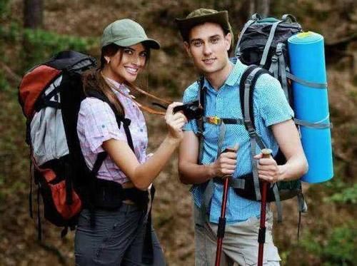 为何在旅行时，中国人大多喜欢“拖箱子”，而外国人“爱背包”？