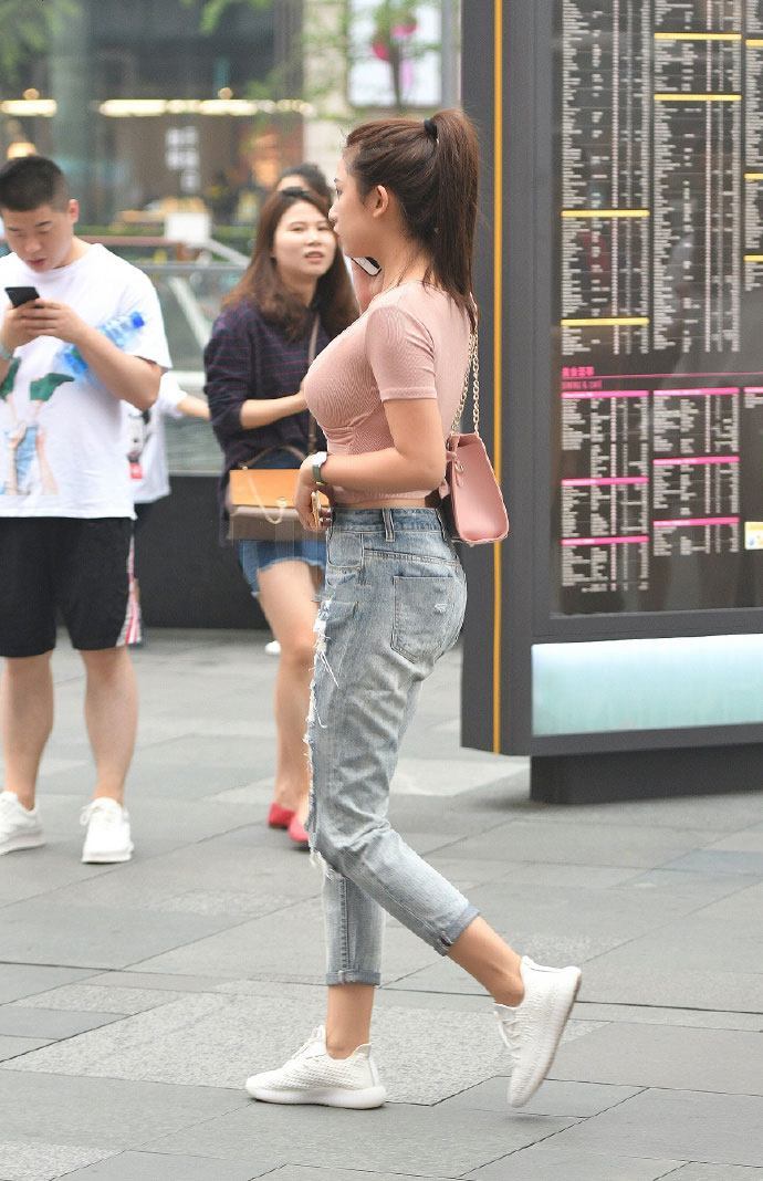 “乞丐”牛仔裤个性与时尚同步,搭一件粉色V领紧身衣,真是美!