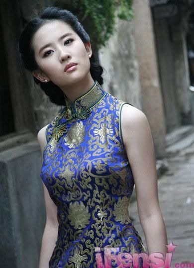 49岁许晴与51岁金星同穿旗袍，差距竟这么大！显身材的旗袍怎么穿