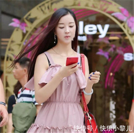 # 粉色#穿着洋气还更有气质，街拍：迷人性感的小姐姐