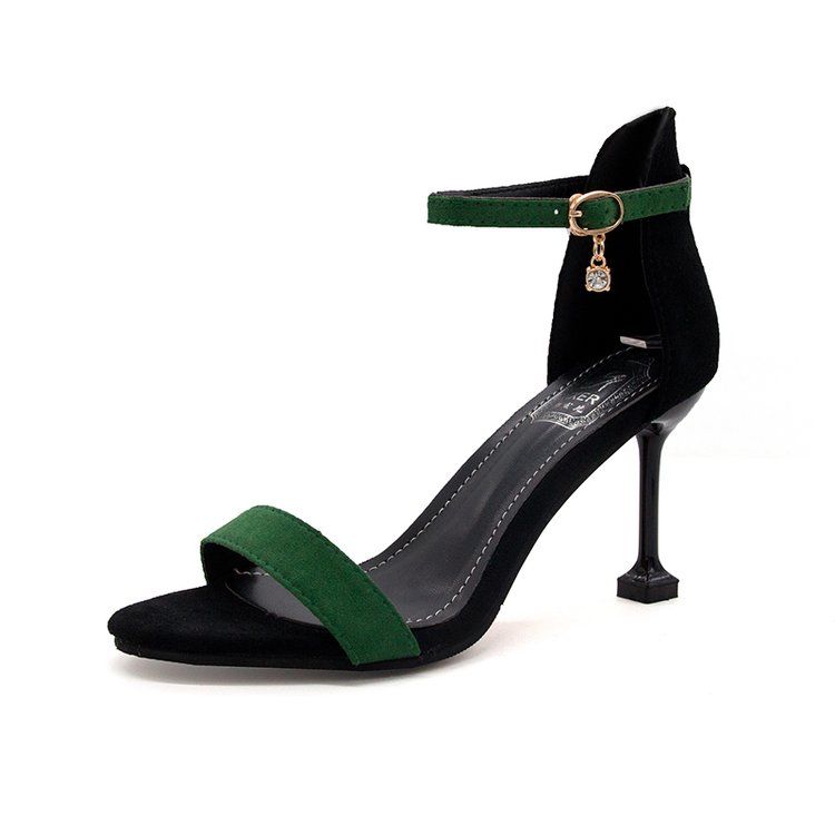 37岁的小姨穿这样的一字扣凉鞋，简直美爆了，女神范十足啊