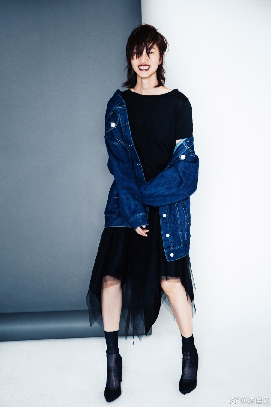 沈佳妮身穿开叉长裙端庄优雅，尽秀大长腿，网友：朱亚文好眼光！