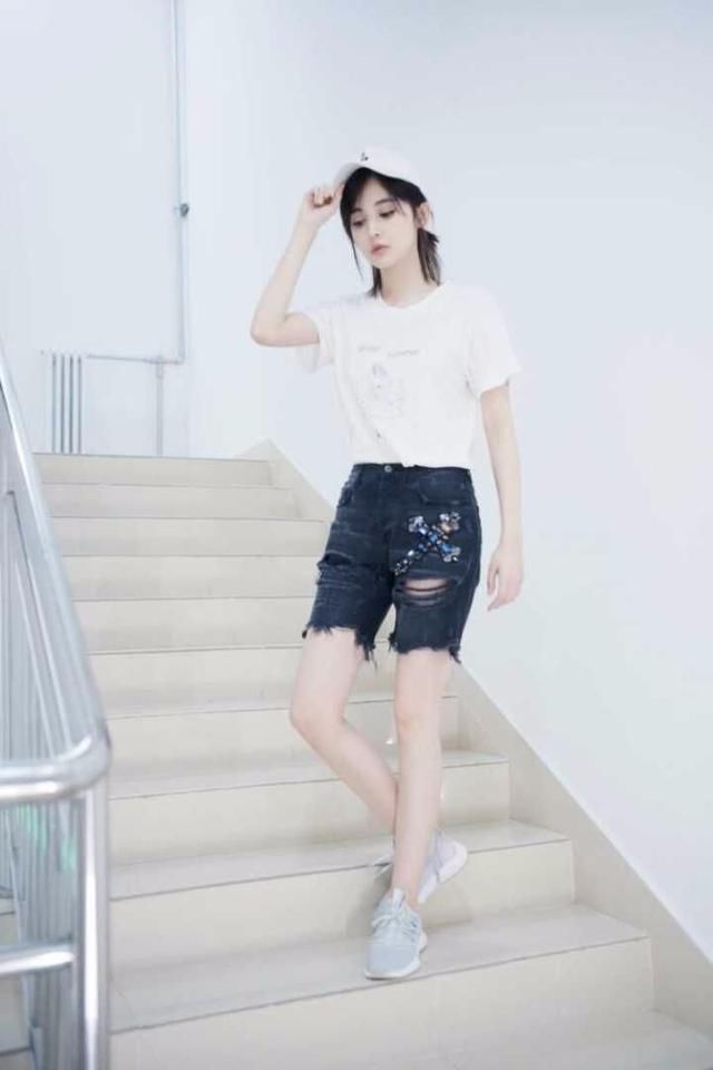 娜扎不愧是长腿界的扛把子，拍写真都穿平底鞋，网友：腿长任性！