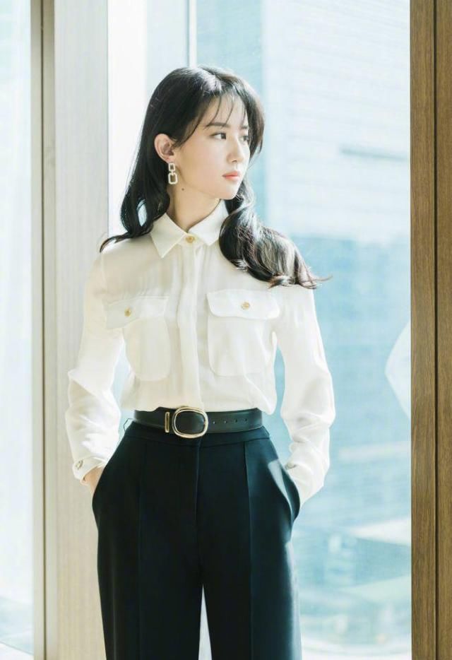 「 看起来就」满满的中国风元素，一身红衣太过迷人，刘亦菲最新杂志造型