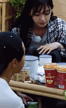 baby终于演技在线了?学热巴卖吃货人设,假吃骗观众?