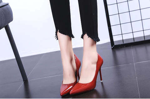 细微纹亮皮与酒杯跟结合的高跟鞋，性感又成熟