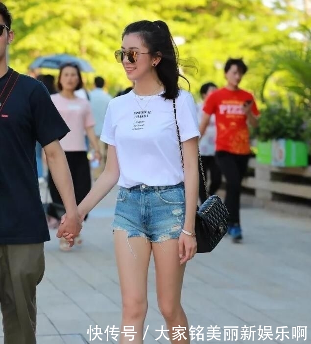 【短裤】街拍:牛仔短裤看似简单,想要穿出美感,还是需要用心搭配