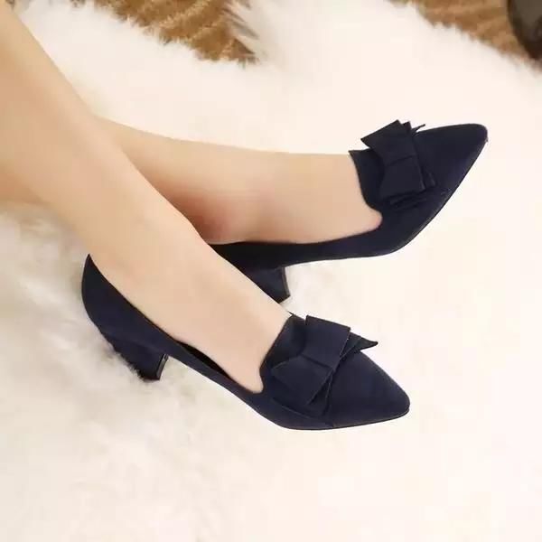 尖头细跟高跟鞋凸显凹凸有致的身材