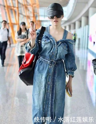 34岁张靓颖现身机场，吊带牛仔裙穿出“大妈范”，亏她敢穿