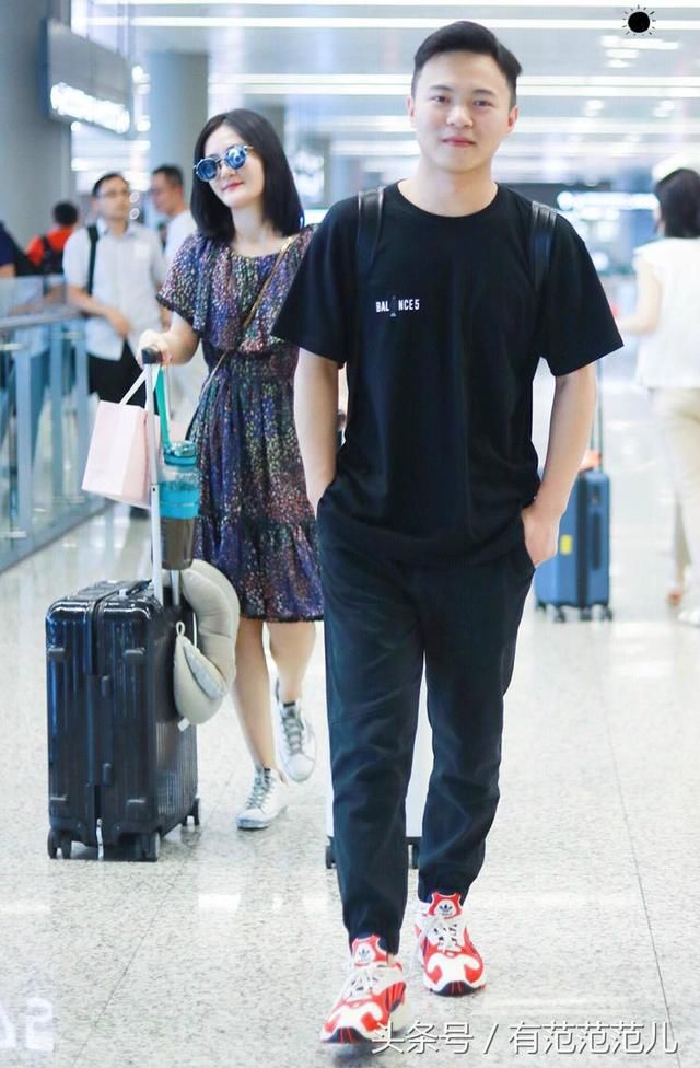 谢娜穿7千块的裙子难得美了一回，却被助理抢镜了，网友：尴尬不