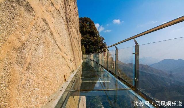 这些景区里的玻璃栈道让人胆颤心惊，生怕一不小心就塌陷断裂！